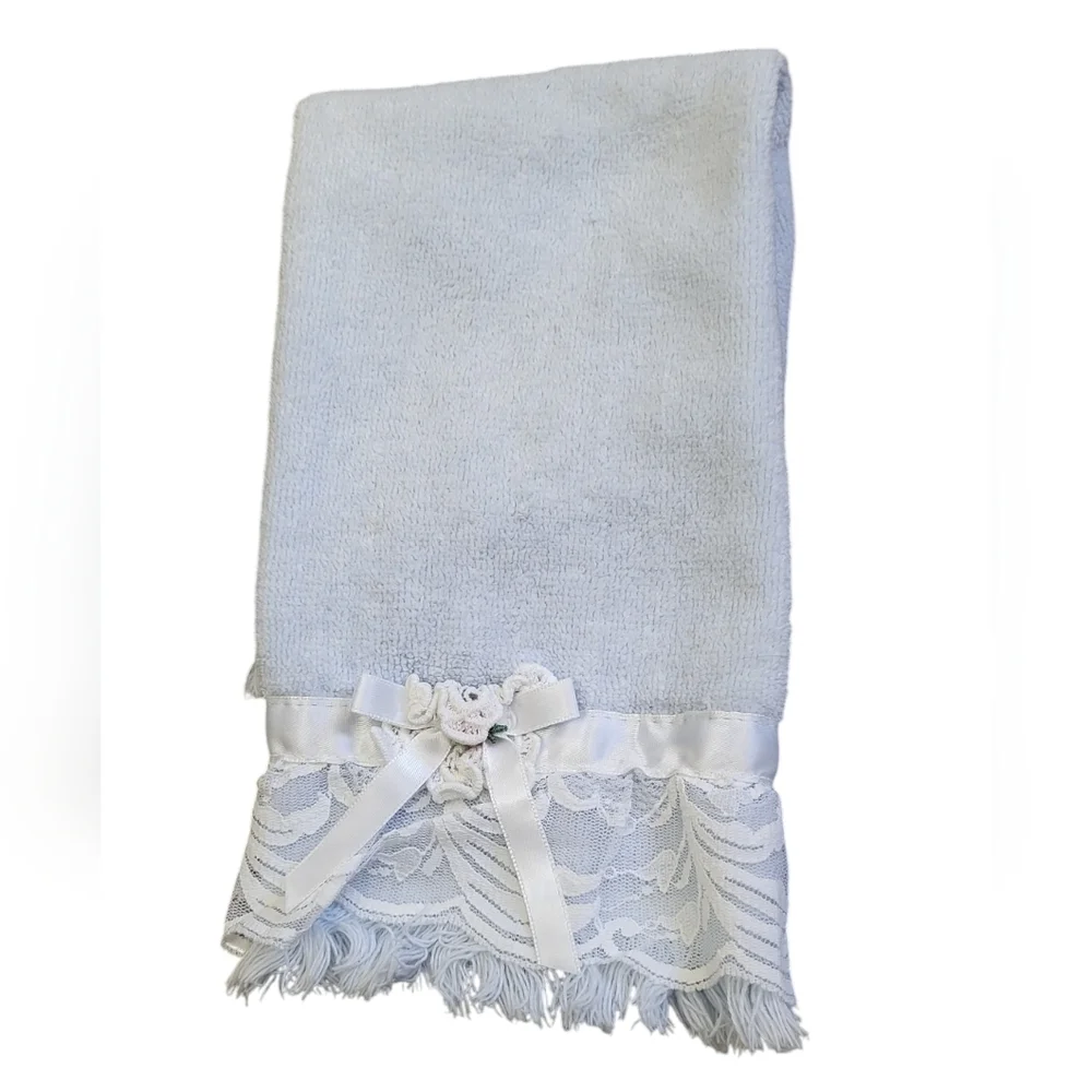 Vintage 1978 The Avanti Look Blue Bath Towel Floral Lace Bow